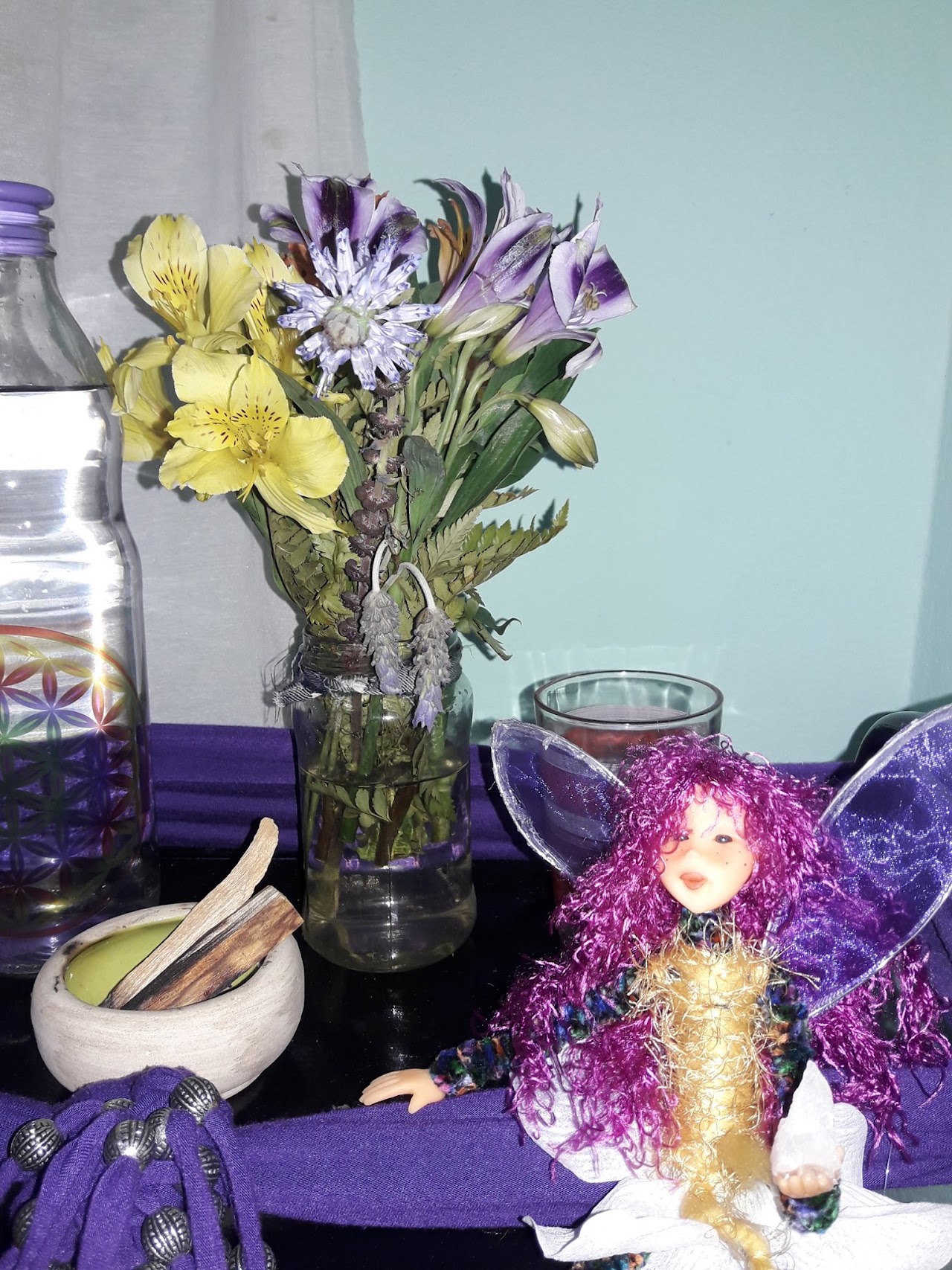 Altar con flores frescas, palo santo y velas en Semillero de Luz Paraná